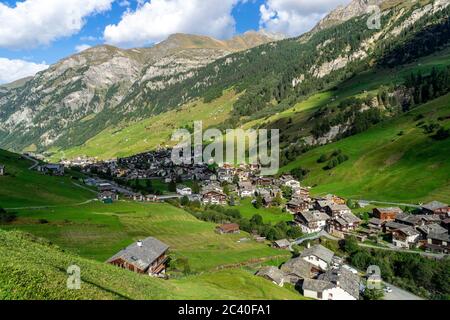 Das Dorf Vals im Valser Tal, Graubünden. Darüber Piz Tomül oder Wissasteihora. Stock Photo