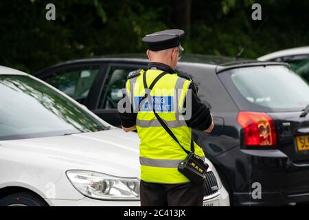 Edinburgh, Scotland, UK. 23 June, 2020. Parking attendant gives illegally parked car a ticket in Edinburgh. Starting from 22 June, Edinburgh City Council has begun to issue parking tickets following a suspension during the coronavirus pandemic.  Iain Masterton/Alamy Live News Stock Photo
