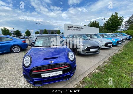 Munich, Deutschland. 21st June, 2020. BMW MINI dealership with oversupply of new cars. BMW and MINI automobiles are on a heap and are waiting for customers. Auto sales are slumping worldwide due to the corona crisis. Automobile, export, exports, used car center, used, as good as new cars, used cars, buying a car, buy, car dealership, cars, offer, cars, oversupply, young used cars. | usage worldwide Credit: dpa/Alamy Live News Stock Photo