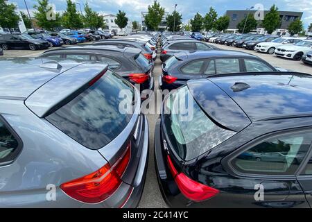 Munich, Deutschland. 21st June, 2020. BMW dealership with oversupply of new cars. BMW automobiles are on a heap and are waiting for buyers. Auto sales are slumping worldwide due to the corona crisis. Automobile, export, exports, used car center, used, as good as new cars, used cars, buying a car, buy, car dealership, cars, offer, cars, oversupply, young used cars. | usage worldwide Credit: dpa/Alamy Live News Stock Photo