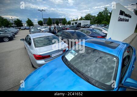 Munich, Deutschland. 21st June, 2020. BMW dealership with oversupply of new cars. BMW automobiles are on a heap and are waiting for buyers. Auto sales are slumping worldwide due to the corona crisis. Automobile, export, exports, used car center, used, as good as new cars, used cars, buying a car, buy, car dealership, cars, offer, cars, oversupply, young used cars. | usage worldwide Credit: dpa/Alamy Live News Stock Photo