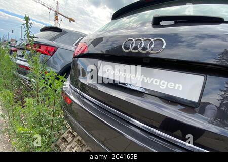 Munich, Deutschland. 21st June, 2020. AUDI dealership with oversupply of new cars. AUDI used cars are in stockpile and waiting for buyers. Auto sales are slumping worldwide due to the corona crisis. Automobile, export, exports, used car center, used, as good as new cars, used cars, buying a car, buy, car dealership, cars, offer, cars, oversupply, young used cars. | usage worldwide Credit: dpa/Alamy Live News Stock Photo