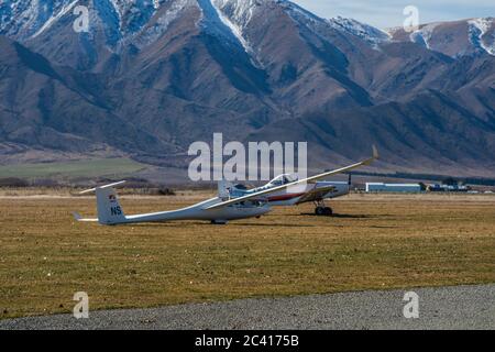 Gliding in Omarama is one of the favourite activity to do in New Zealand Stock Photo