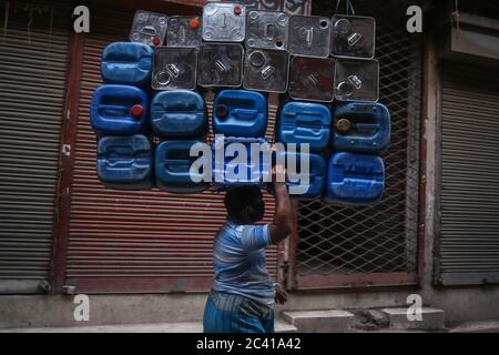 Dhaka, Dhaka, Bangladesh. 23rd June, 2020. A man is carrying small drums on his head during the COVID-19 pandemic. Credit: Md. Rakibul Hasan/ZUMA Wire/Alamy Live News Stock Photo