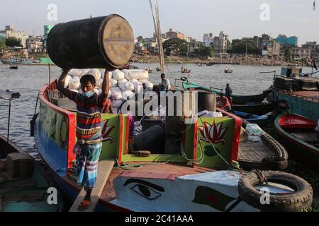 Dhaka, Dhaka, Bangladesh. 23rd June, 2020. A labor is unloading drums from the boat during the COVID-19 pandemic. Credit: Md. Rakibul Hasan/ZUMA Wire/Alamy Live News Stock Photo