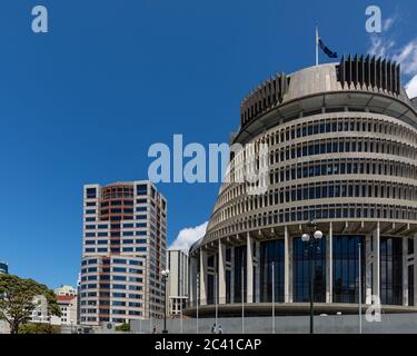Wellington, New Zealand: The 'Beehive' (left) is the common name for the Executive Wing of the New Zealand Parliament Building (right side) Stock Photo