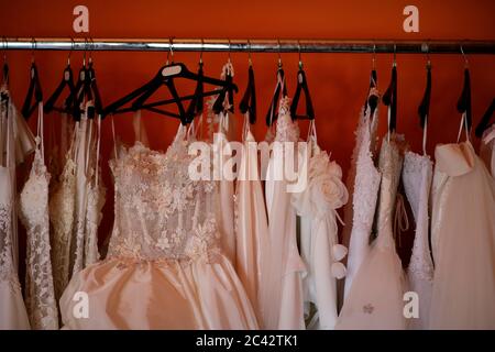 Noble bridesmaid dresses with lace on a clothes rail - wedding - treat - shop Stock Photo