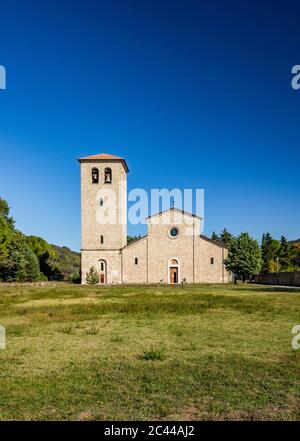 San Vincenzo al Volturno is a historic Benedictine monastery located in the territories of the Comunes of Castel San Vincenzo and Rocchetta a Volturno Stock Photo