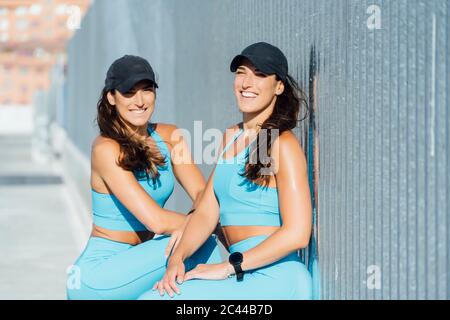Portrait of young twin sisters Stock Photo - Alamy