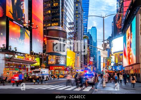 New York pedestrian crossing sign on 'walk' Stock Photo - Alamy