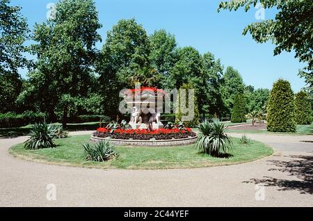 The Avenue Gardens in Regent's Park in early summer, central London UK Stock Photo