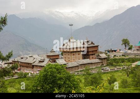 A spectacular view of the ancient Bhimakali temple surrounded by Himalayan mountains in the village of Sarahan in HImachal Pradesh, India. Stock Photo