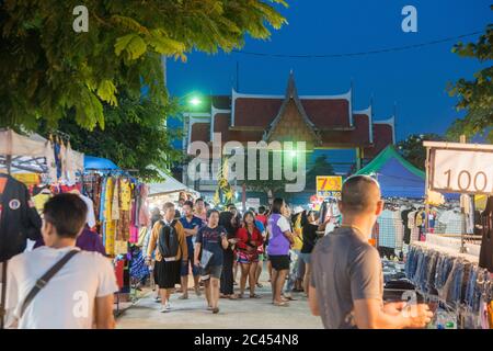 the Nightmarket at the Wat Sa Bua Temple in the city of Phetchaburi or Phetburi in the province of Phetchaburi in Thailand.   Thailand, Phetburi, Nove Stock Photo