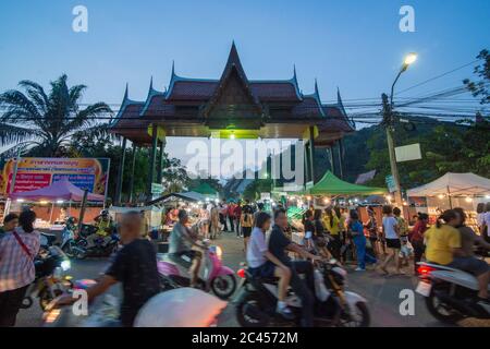 the Nightmarket at the Wat Sa Bua Temple in the city of Phetchaburi or Phetburi in the province of Phetchaburi in Thailand.   Thailand, Phetburi, Nove Stock Photo