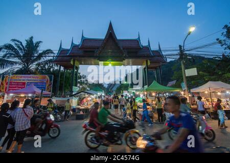 the Nightmarket at the Wat Sa Bua Temple in the city of Phetchaburi or Phetburi in the province of Phetchaburi in Thailand.   Thailand, Phetburi, Nove Stock Photo