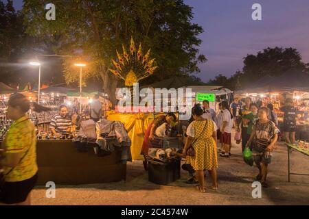 the Nightmarket at the Wat Sa Bua Temple in the city of Phetchaburi or Phetburi in the province of Phetchaburi in Thailand.   Thailand, Phetburi, Nove Stock Photo