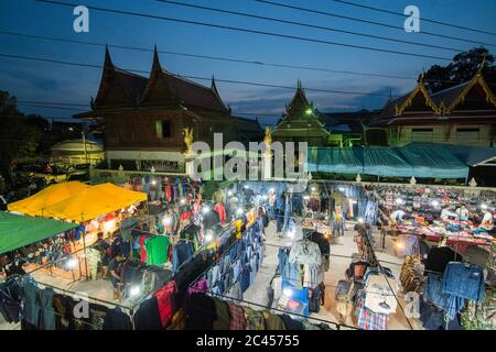 the Nightmarket at the Wat Sa Bua Temple in the city of Phetchaburi or Phetburi in the province of Phetchaburi in Thailand.   Thailand, Phetburi, Nove Stock Photo