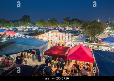 the Nightmarket at the Wat Sa Bua Temple in the city of Phetchaburi or Phetburi in the province of Phetchaburi in Thailand.   Thailand, Phetburi, Nove Stock Photo