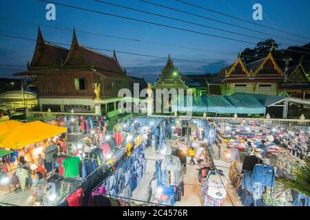 the Nightmarket at the Wat Sa Bua Temple in the city of Phetchaburi or Phetburi in the province of Phetchaburi in Thailand.   Thailand, Phetburi, Nove Stock Photo