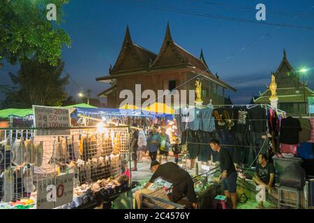 the Nightmarket at the Wat Sa Bua Temple in the city of Phetchaburi or Phetburi in the province of Phetchaburi in Thailand.   Thailand, Phetburi, Nove Stock Photo