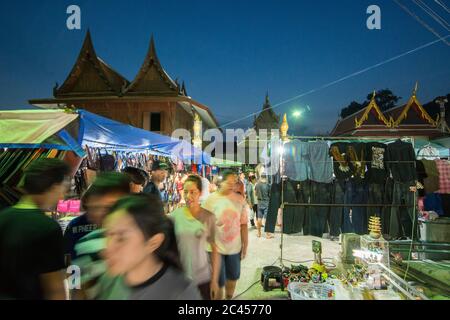 the Nightmarket at the Wat Sa Bua Temple in the city of Phetchaburi or Phetburi in the province of Phetchaburi in Thailand.   Thailand, Phetburi, Nove Stock Photo