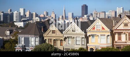 San Francisco skyline from Alamo Square, with the famous Painted Ladies in the foreground, San Francisco, California, United States. Stock Photo