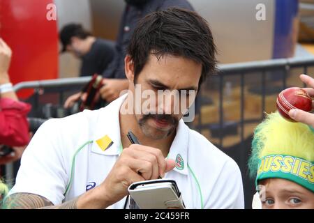 Mitchell Johnson with his moustache signed autographs for Australian fans in front of the Sydney Opera House as they celebrated the 5-0 Ashes Test vic Stock Photo