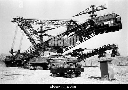 30 November 1984, Saxony, Delitzsch: An overburden excavator in the mid-1980s in an opencast mine near Delitzsch (near Leipzig). Exact date of recording not known. Photo: Volkmar Heinz/dpa-Zentralbild/ZB Stock Photo
