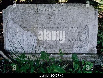 The grave of the Duchess of Kent’s beloved dog Sambkin, marked by a simple stone. Frogmore. Windsor. Berkshire. England. UK Stock Photo