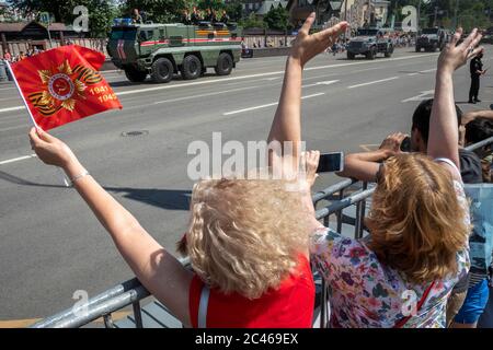 Moscow, Russia. 24th of June, 2020 People are happy to meet military vehicles coming from the Victory Day military parade on Red Square marking the 75th anniversary of the Victory in World War II. Victory Day parades across Russia have been postponed from 9 May to 24 June due to restrictions imposed to prevent the spread of the novel coronavirus Stock Photo