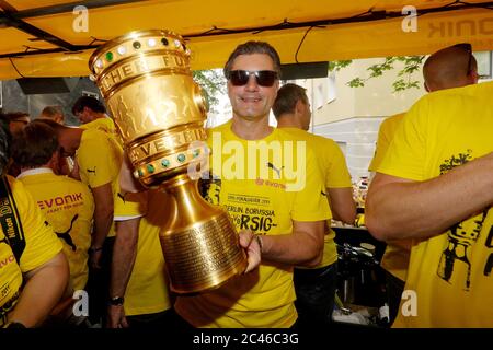 Dortmund, Deutschland. 28th May, 2017. firo: 28.05.2017, soccer, 1.Bundesliga, season 2016/2017 DFB-Pokal, final, cup final, Eintracht Frankfurt - BVB, Borussia Dortmund 1: 2 German cup winner 2017 Borussia Dortmund jubilation, jubilation-parade, parade, parade through City of Dortmund, Manager Michael ZORC with Pokal Poolfotos, Poolphotos | usage worldwide Credit: dpa/Alamy Live News Stock Photo