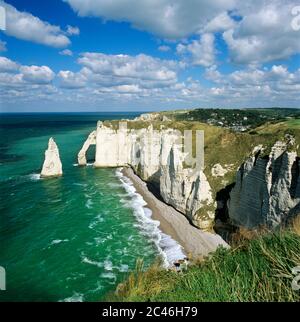 The white cliffs and Porte d'Aval arch and L'Aiguille pillar, Etretat, Normandy, France, Europe Stock Photo