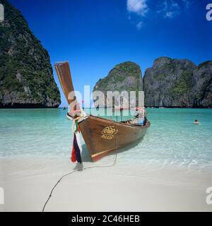 Longtail boat moored in Maya Bay, Ko Phi Phi Lee island, Krabi, Thailand Stock Photo