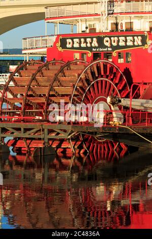 Delta Queen Riverboat & Market Street Bridge,Chattanooga,Tennessee,USA Stock Photo