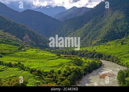 The Mo Chhu River flowing through Punakha Stock Photo