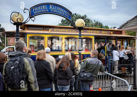People boarding the cable car at Friedel Klussmann Memorial Turnaround. San Francisco, California, USA. Stock Photo
