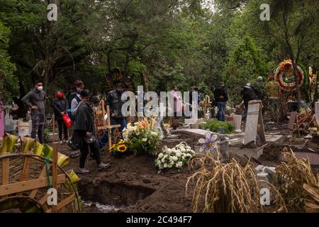 Mexiko Stadt, Mexico. 24th June, 2020. A congregation mourning a deceased person infected with the coronavirus on the Pantheon San Isidro. Credit: Jacky Muniello/dpa/Alamy Live News Stock Photo