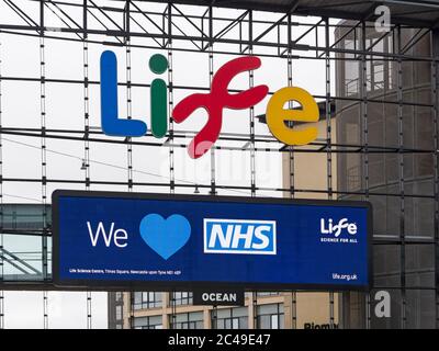 sign showing appreciation of NHS workers during the coronavirus pandemic of 2020 on the Centre For Life building at Newcastle upon Tyne, UK Stock Photo