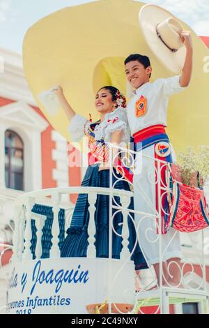 TRUJILLO, PERU - Jan 26, 2019: Tradicional corso de marinera , una pareja de jóvenes representando su arte. Stock Photo