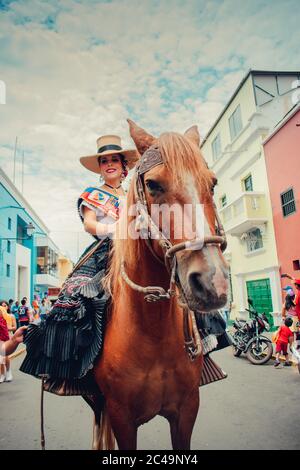 TRUJILLO, PERU - Jan 26, 2019: Mujer danzante de marinera con el caballo de paso. Corso de Marinera tradicional en la capital de la primavera. Stock Photo