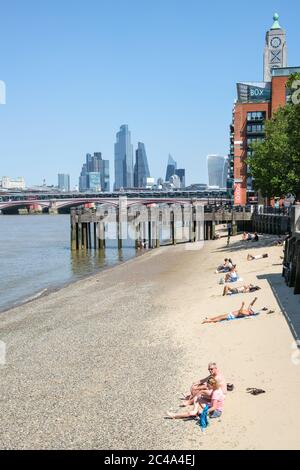London - South Bank - 25th June 2020 - Londoners enjoying the heatwave on the River Thames - Photographer : Brian Duffy Stock Photo