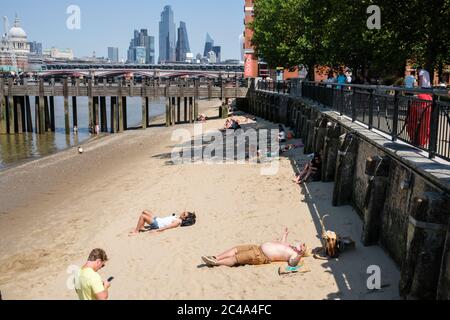 London - South Bank - 25th June 2020 - Londoners enjoying the heatwave on the River Thames - Photographer : Brian Duffy Stock Photo