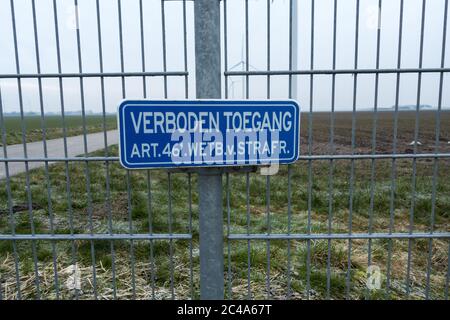 Sign no access no entry on a fence Dutch article 461 saying 'entry prohibited, article 461 penal code' Stock Photo