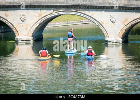 Cambridge, UK. 25th June, 2020. People enjoy the heatwave on the River Cam as temperatures rise above 30 degrees centigrade. The river is very quiet due to the shutting of most punting companies during the coronavirus lockdown. There are also warnings of high ultraviolet violet rays in the less polluted summer weather. Credit: Julian Eales/Alamy Live News Stock Photo