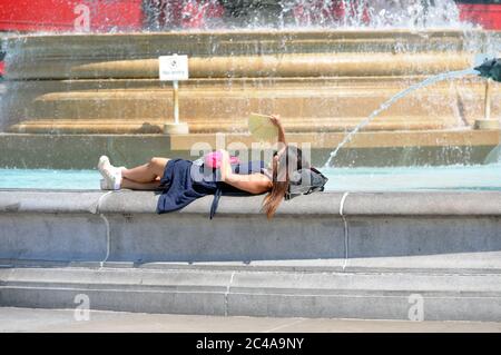 London, UK 25 June 2020 Relaxing on the fountain.Sun in Trafalgar Square on hottest day of the year. Credit: JOHNNY ARMSTEAD/Alamy Live News Stock Photo