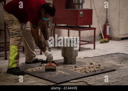 Mexiko Stadt, Mexico. 24th June, 2020. An employee of the crematorium San Isidro prepares the ashes of a person who died with a coronavirus infection to give them to their relatives. Credit: Jacky Muniello/dpa/Alamy Live News Stock Photo