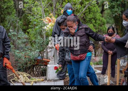 Mexiko Stadt, Mexico. 24th June, 2020. A woman wearing a face mask cries during the funeral of a Covid 19 death victim at the San Isidro cemetery. Several Latin American countries are currently among the hot spots of the global pandemic - almost four months after the first cases were recorded in the region. According to official figures, 196,847 people have tested positive for Covid-19. At least 24,324 people are reported to have died from the coronavirus. Mexico has the second highest death rate in Latin America Credit: Jacky Muniello/dpa/Alamy Live News Stock Photo