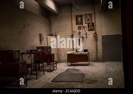 Mexiko Stadt, Mexico. 24th June, 2020. View of the interior of the crematorium San Isidro in Azpapotzalco, where Covid 19 victims are cremated. Jesus pictures hang on the wall. Credit: Jacky Muniello/dpa/Alamy Live News Stock Photo