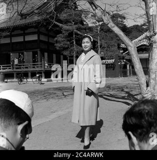 Japanese fashion model woman female posing for photographers 1950's Street  Scene, Japan Stock Photo - Alamy