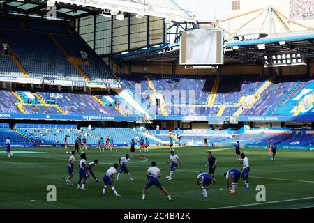 Players warm up before the Premier League match at Stamford Bridge, London. PA Photo. Issue date: Thursday June 25, 2020. See PA story SOCCER Chelsea. Photo credit should read: Adrian Dennis/NMC Pool/PA Wire. RESTRICTIONS: No use with unauthorised audio, video, data, fixture lists, club/league logos or 'live' services. Online in-match use limited to 120 images, no video emulation. No use in betting, games or single club/league/player publications. Stock Photo